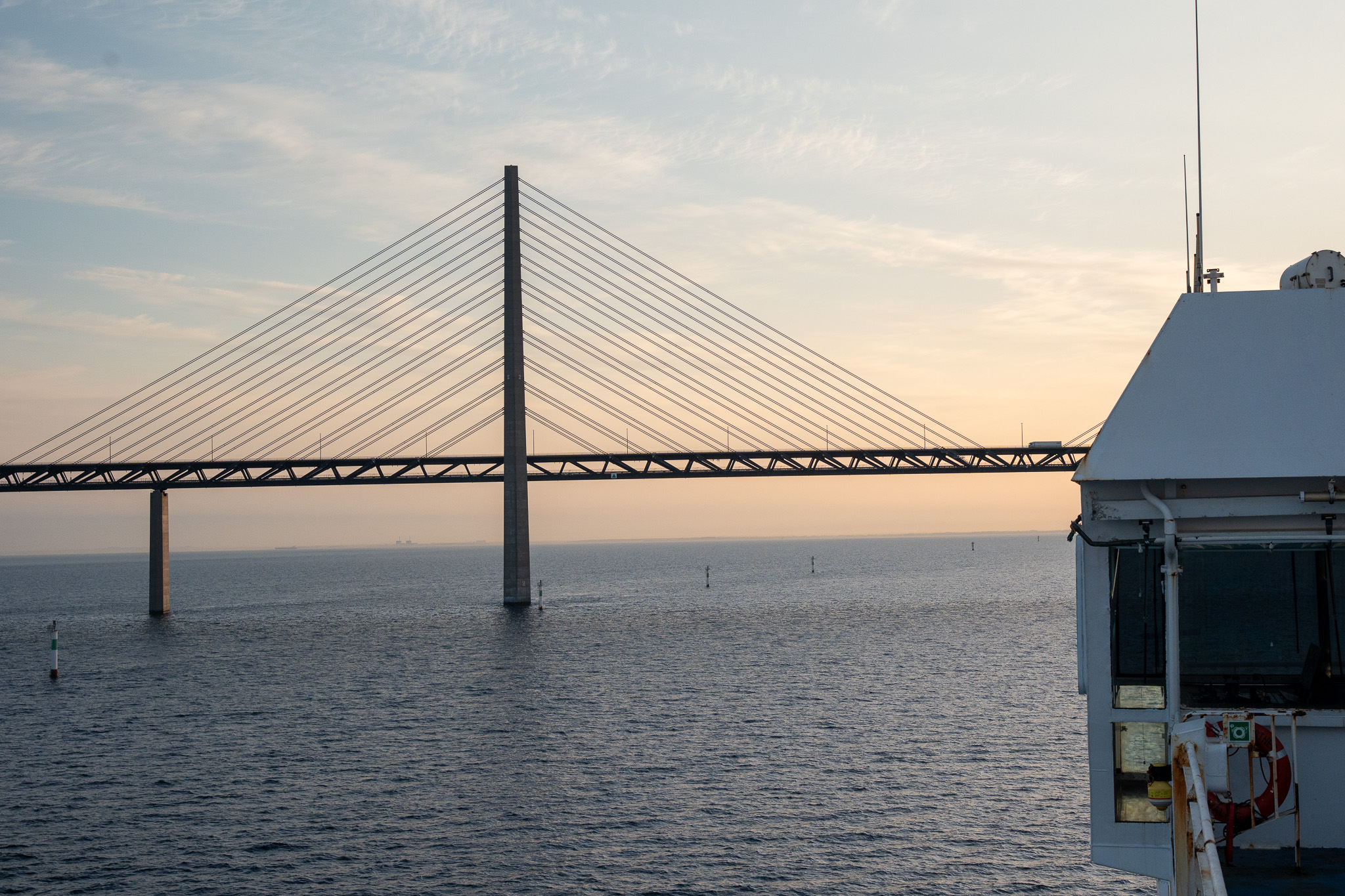 Die Öresundbrücke im Morgenlicht, aufgenommen vom Fährdeck, rechts ein Aufbau des Schiffs