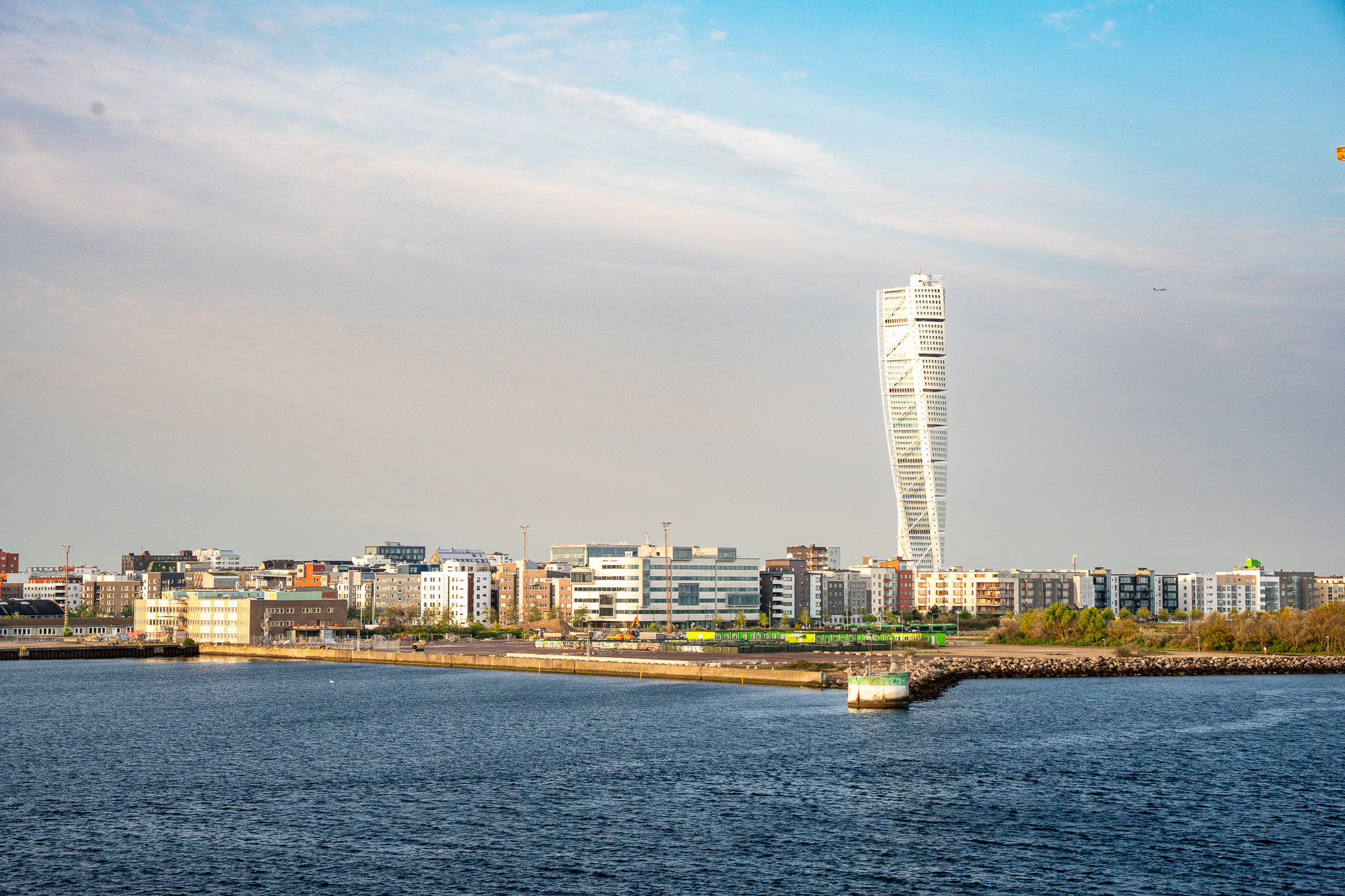 Skyline von Malmö vom Wasser aus gesehen, rechts der gedrehte Wolkenkratzer Turning Torso