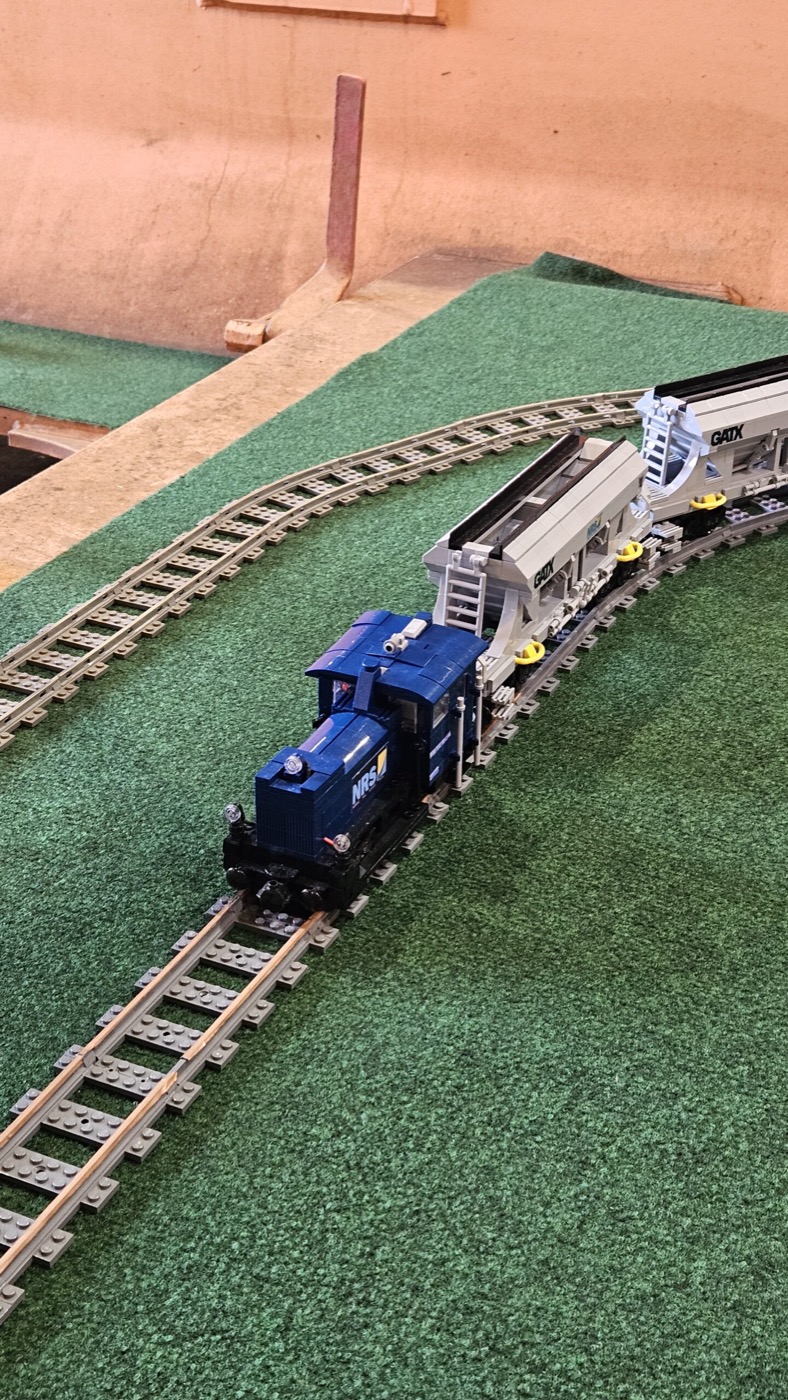 LEGO-Eisenbahn mit blauer Rangierlok und Güterwagen