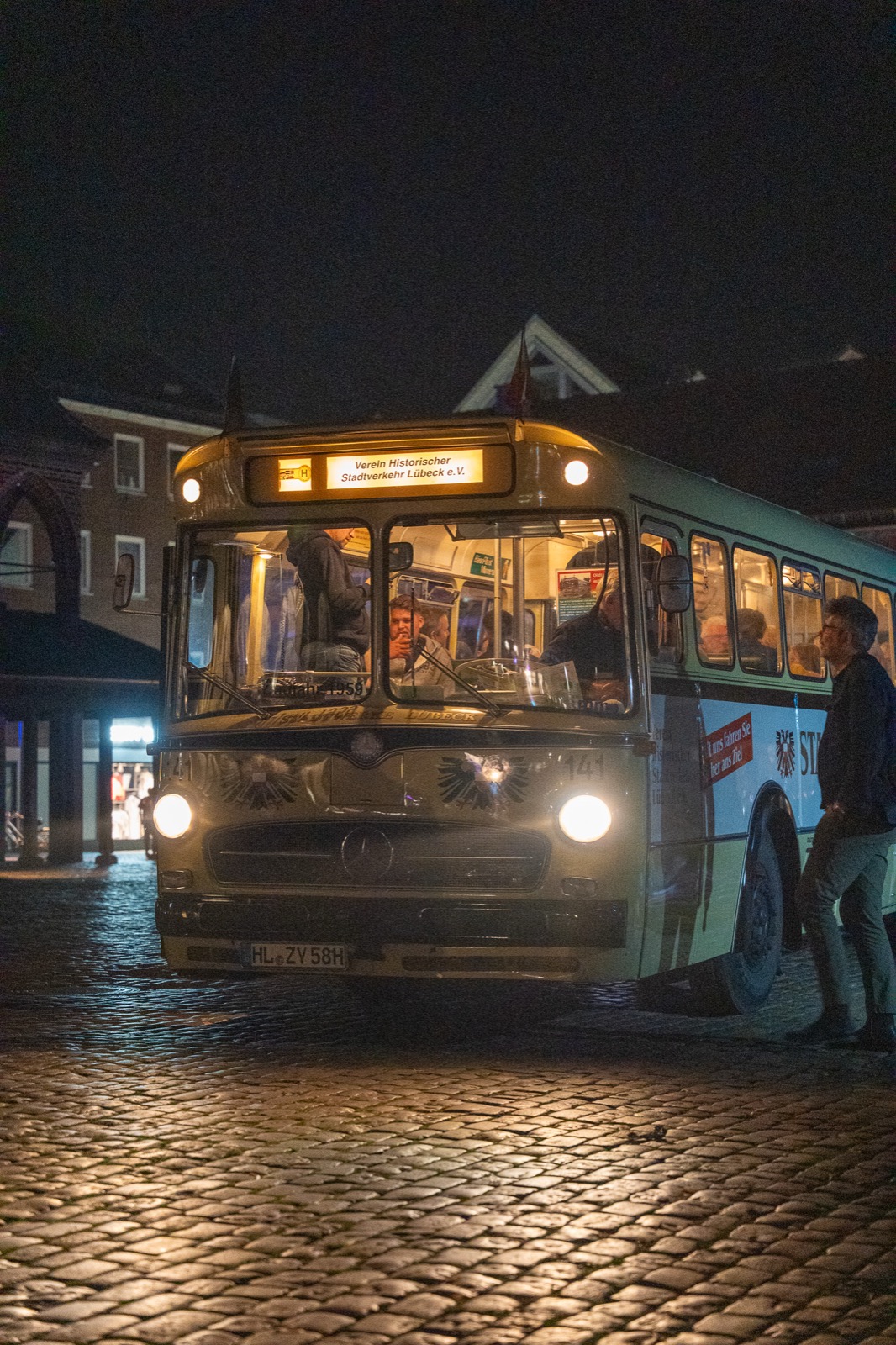 Historischer Linienbus des Vereins Historischer Stadtverkehr Lübeck bei Nacht