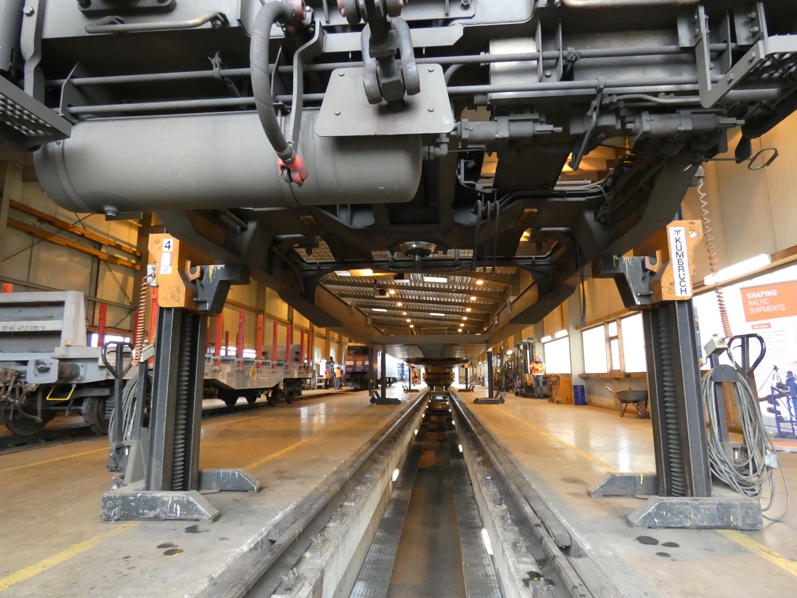 Güterwagen auf Hebeböcken in der Werkstatthalle