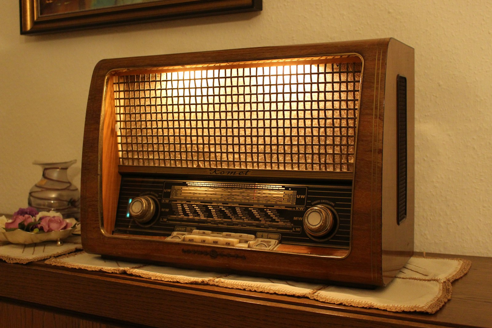 Altes Radio auf einem Holztisch