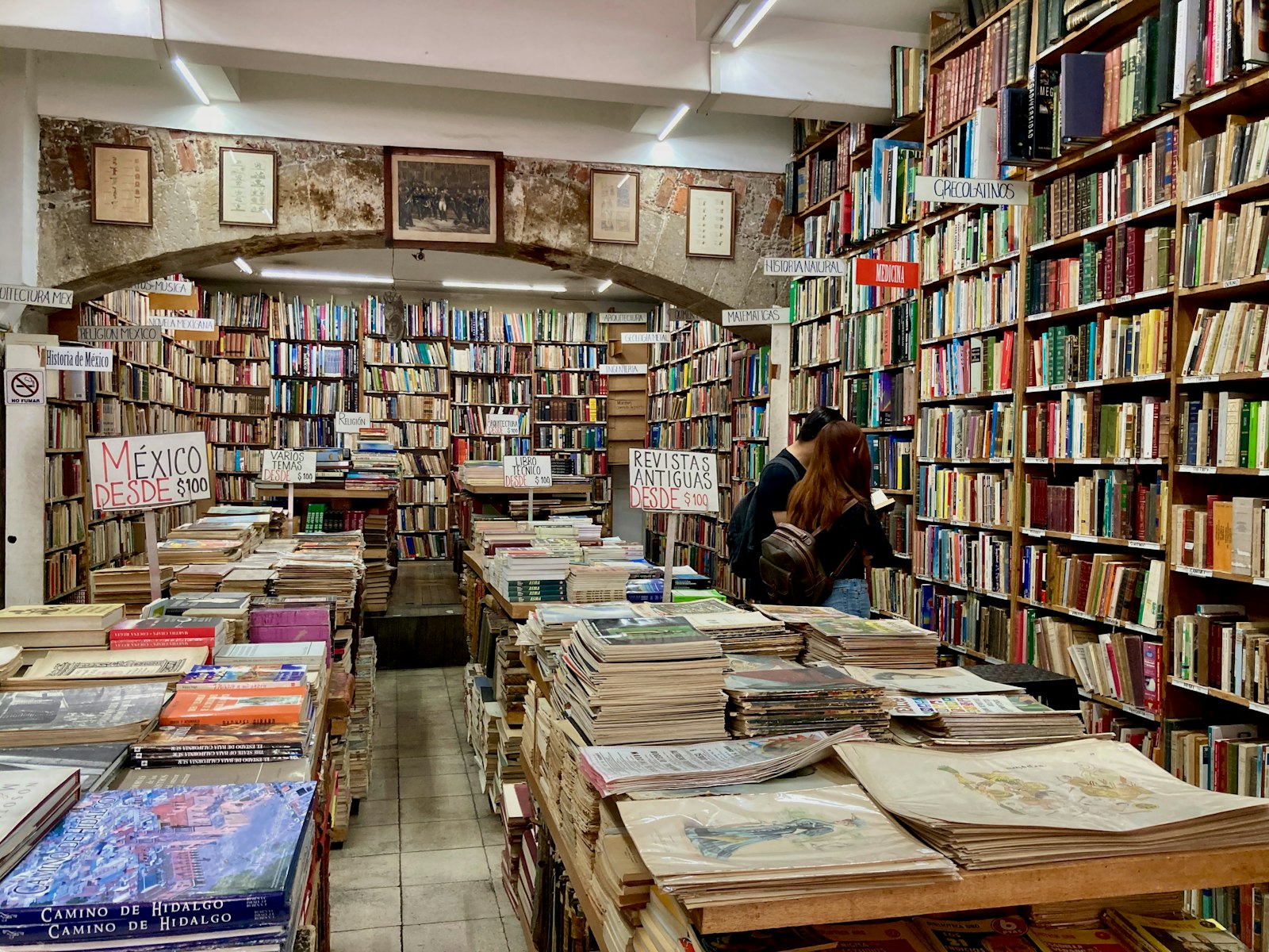 Bücher auf einem braunen Holzregal