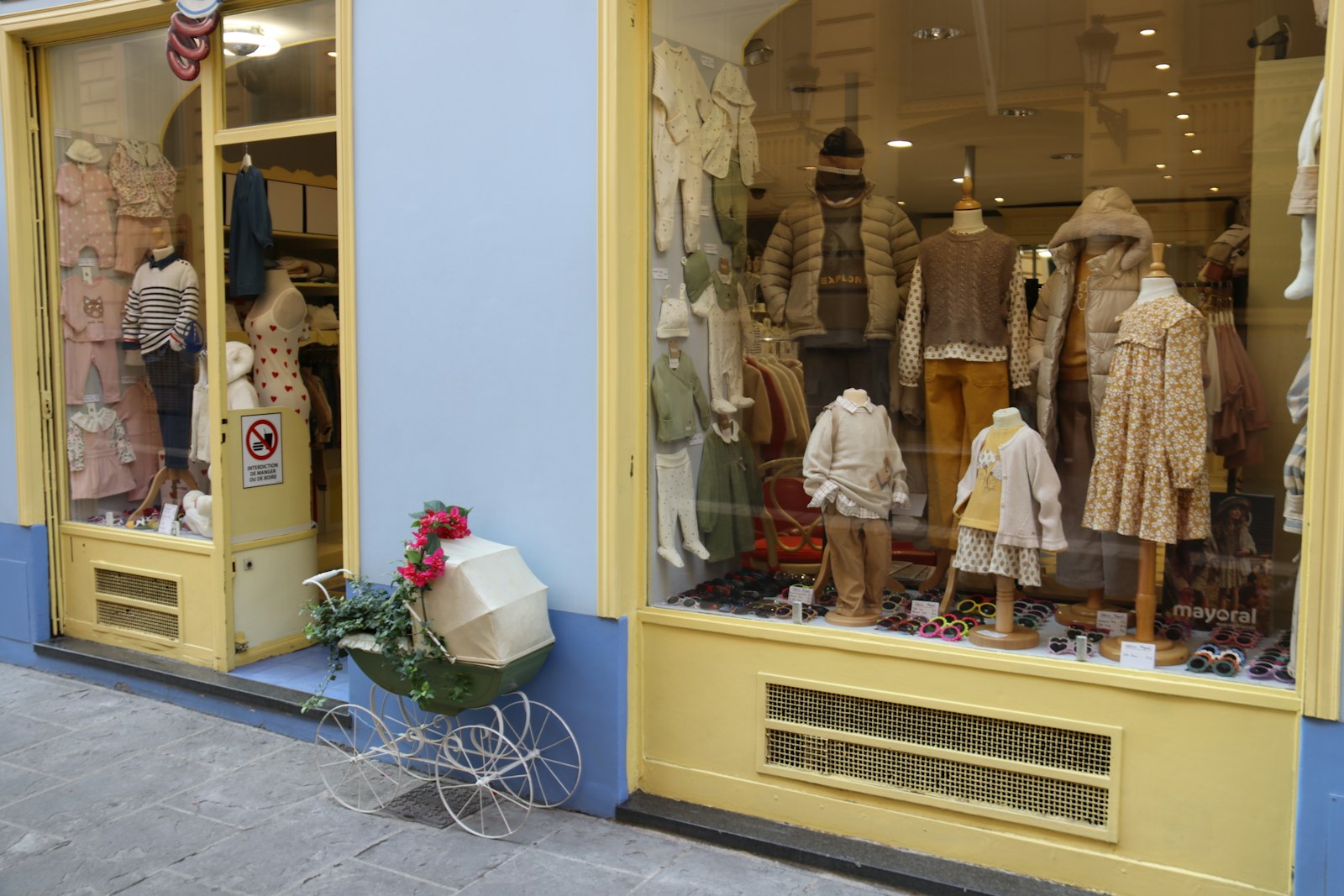 Schaufenster einer Boutique mit Schaufensterpuppen