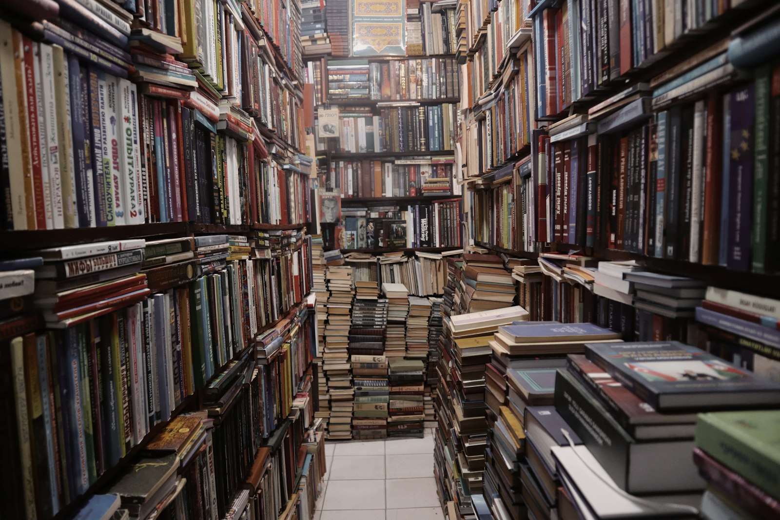 Raum mit vollen Bücherregalen