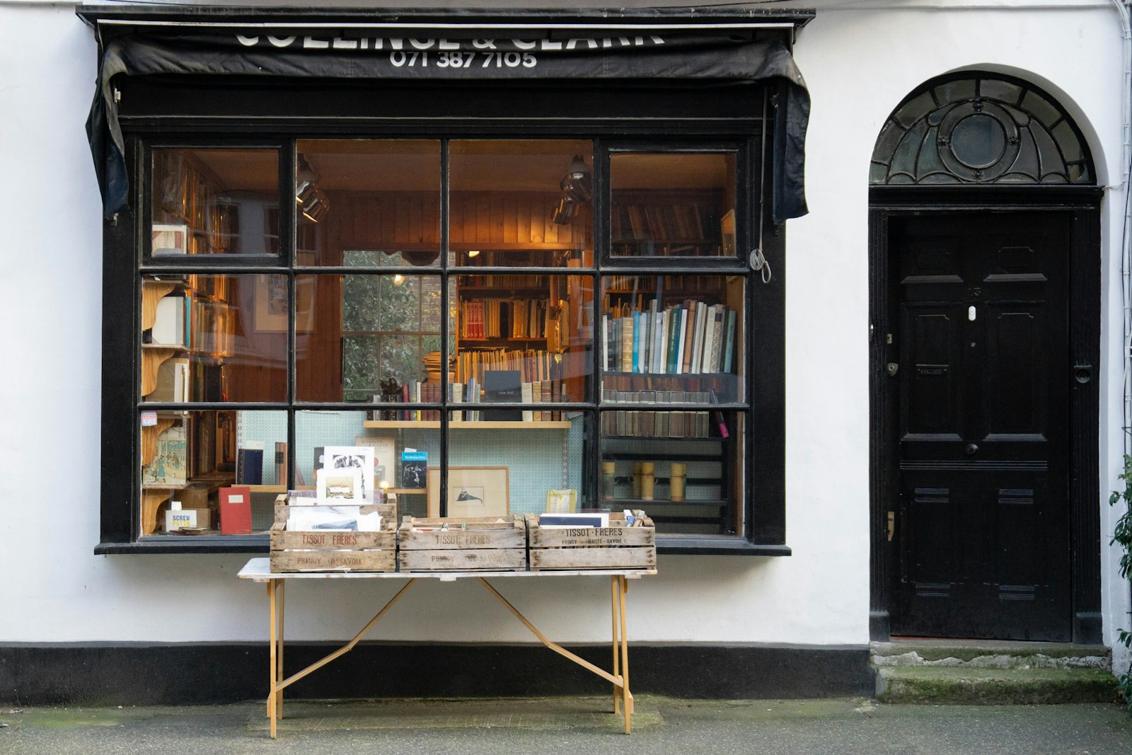 Tisch mit Büchern vor einem Laden