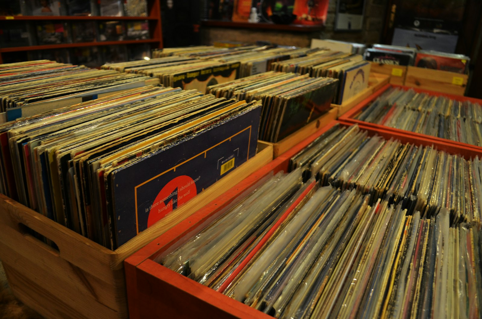Große Sammlung von Schallplatten in einem Plattenladen