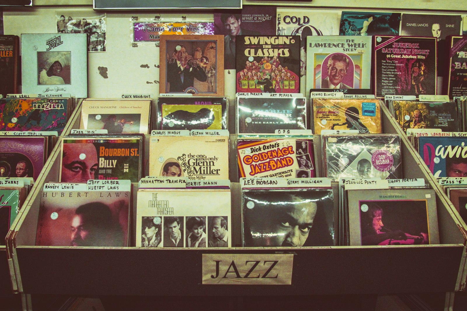 Jazz-Plattencover in einem Regal