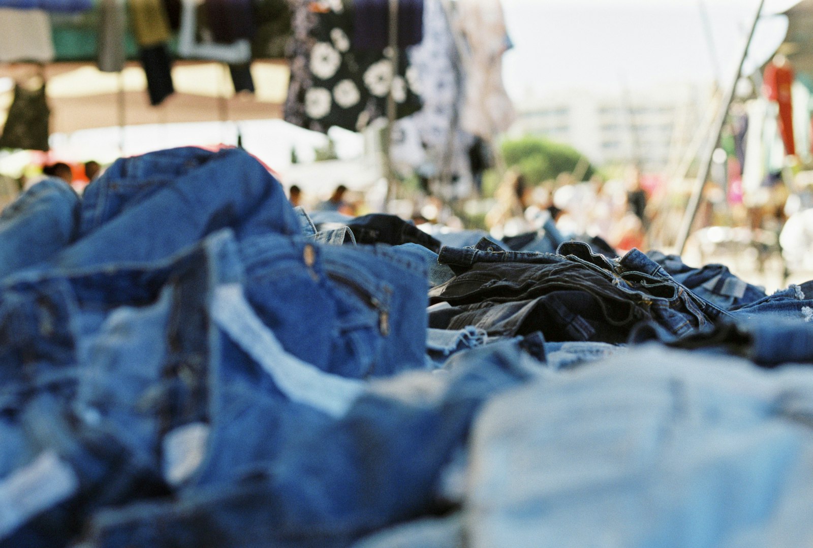 Stapel blauer Jeans auf einem Tisch