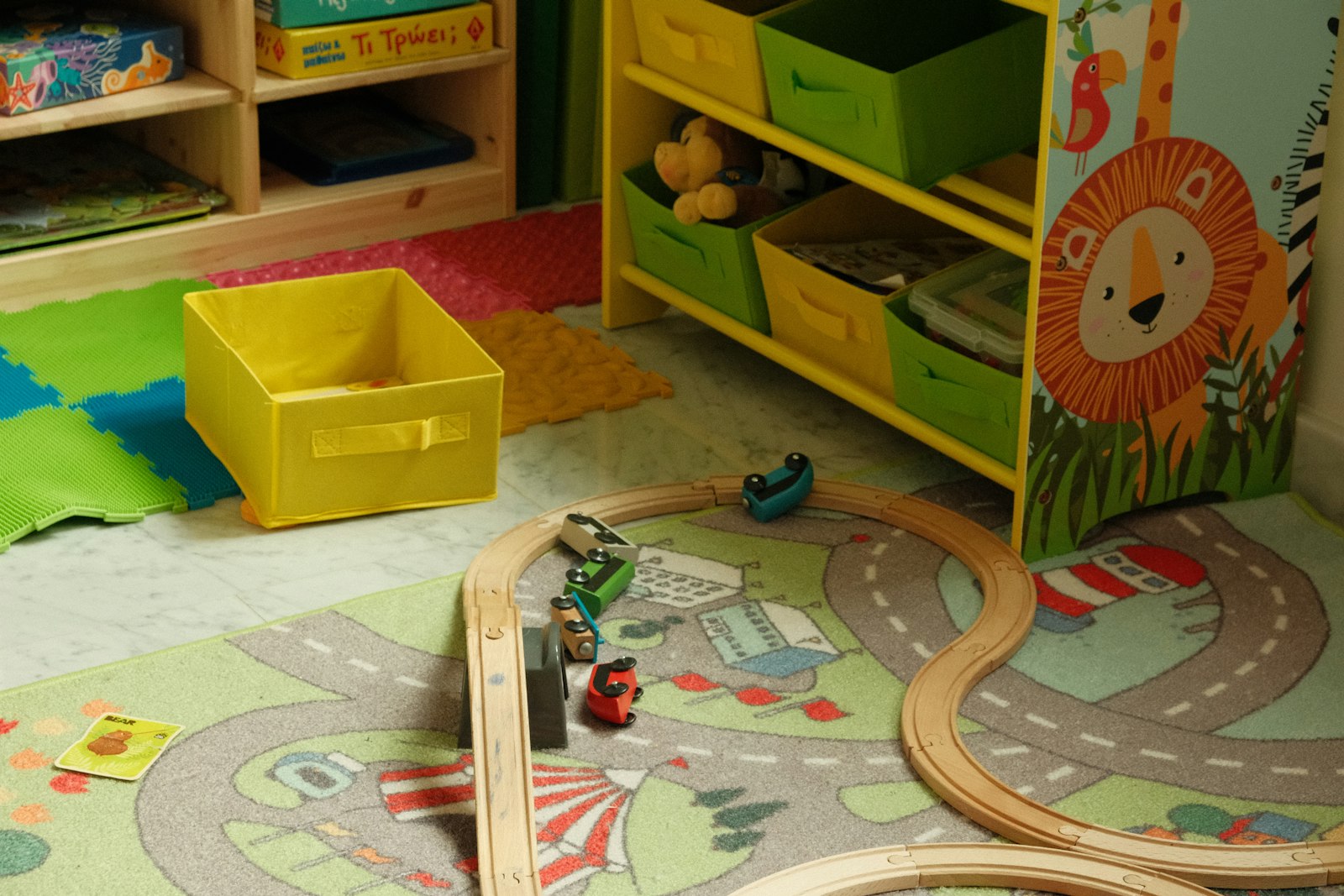 Kinderzimmer mit Holzeisenbahn und Spielzeugregal