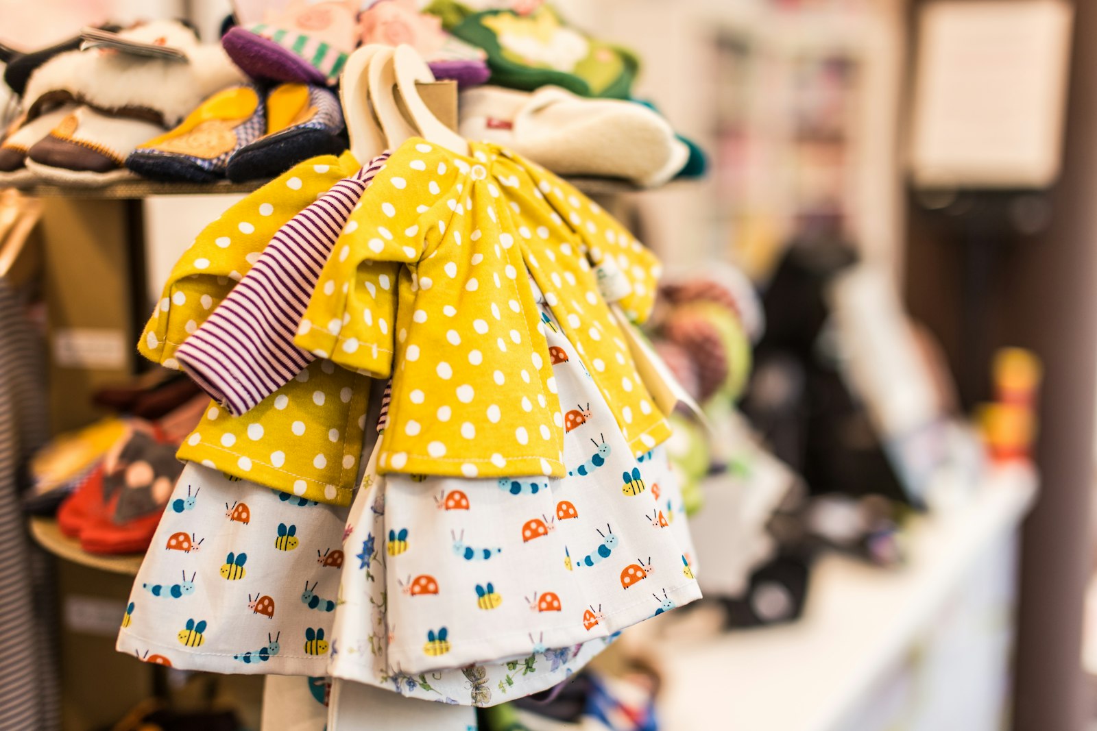 Bunte Kinderkleider auf Bügeln