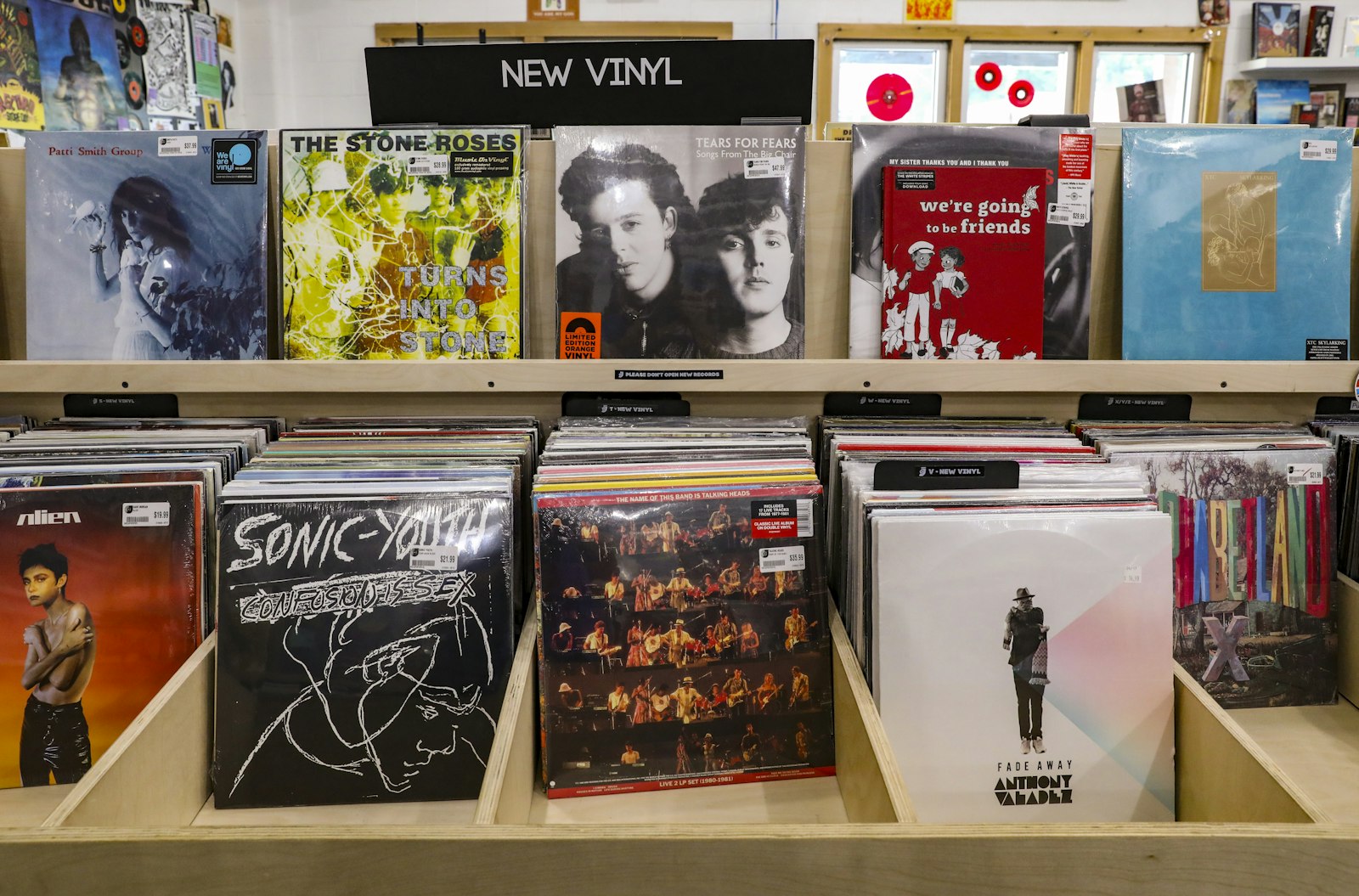 Regal mit Schallplatten und CDs