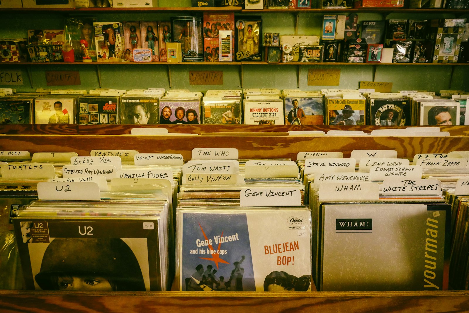 Schallplatten in Kisten in einem Plattenladen