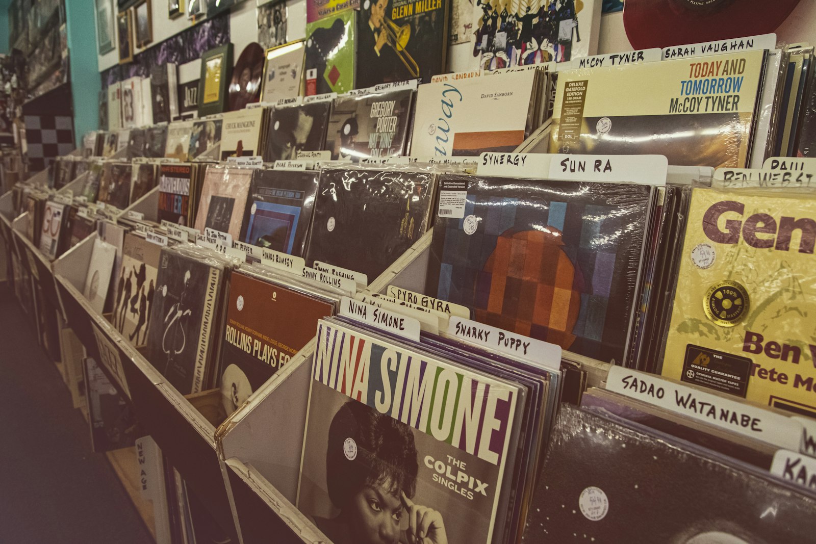 Reihe von Schallplatten in einem Plattenladen