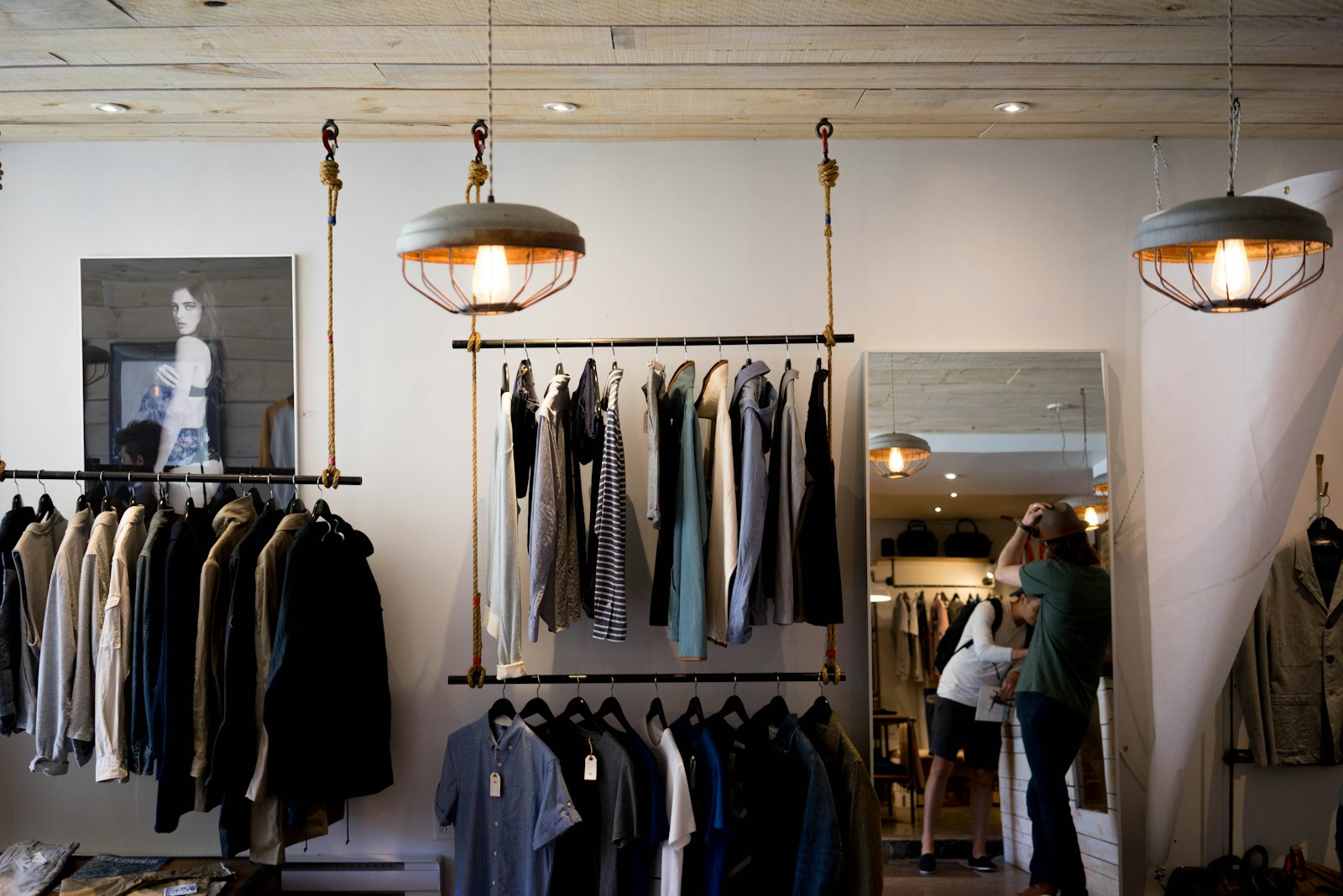 Boutique mit Kleiderstangen voller Secondhand-Mode