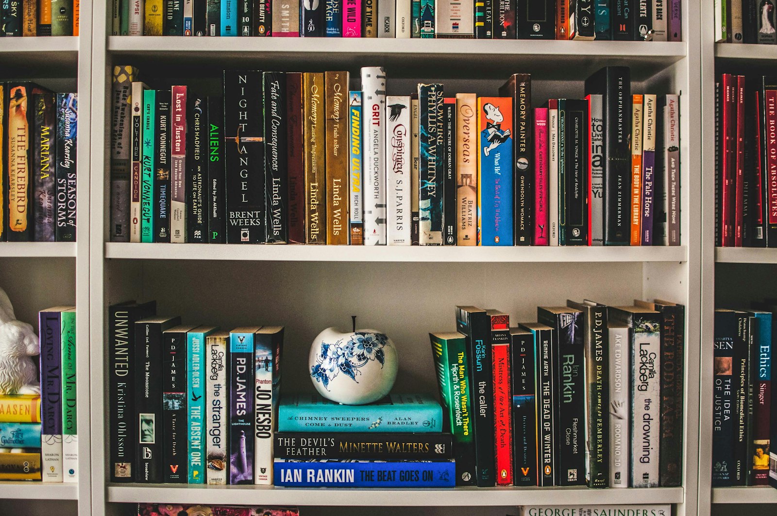 Regal mit gebrauchten Büchern