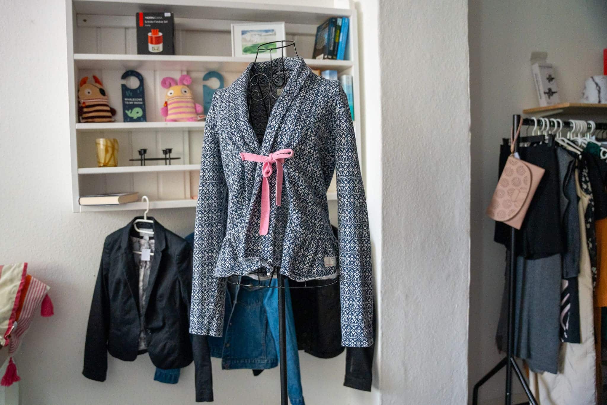 Blick in den Secondhand-Laden Loppis in Lübeck mit Mode und skandinavischer Deko