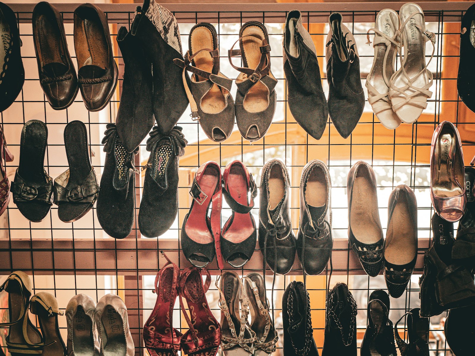 Wand mit gebrauchten Schuhen