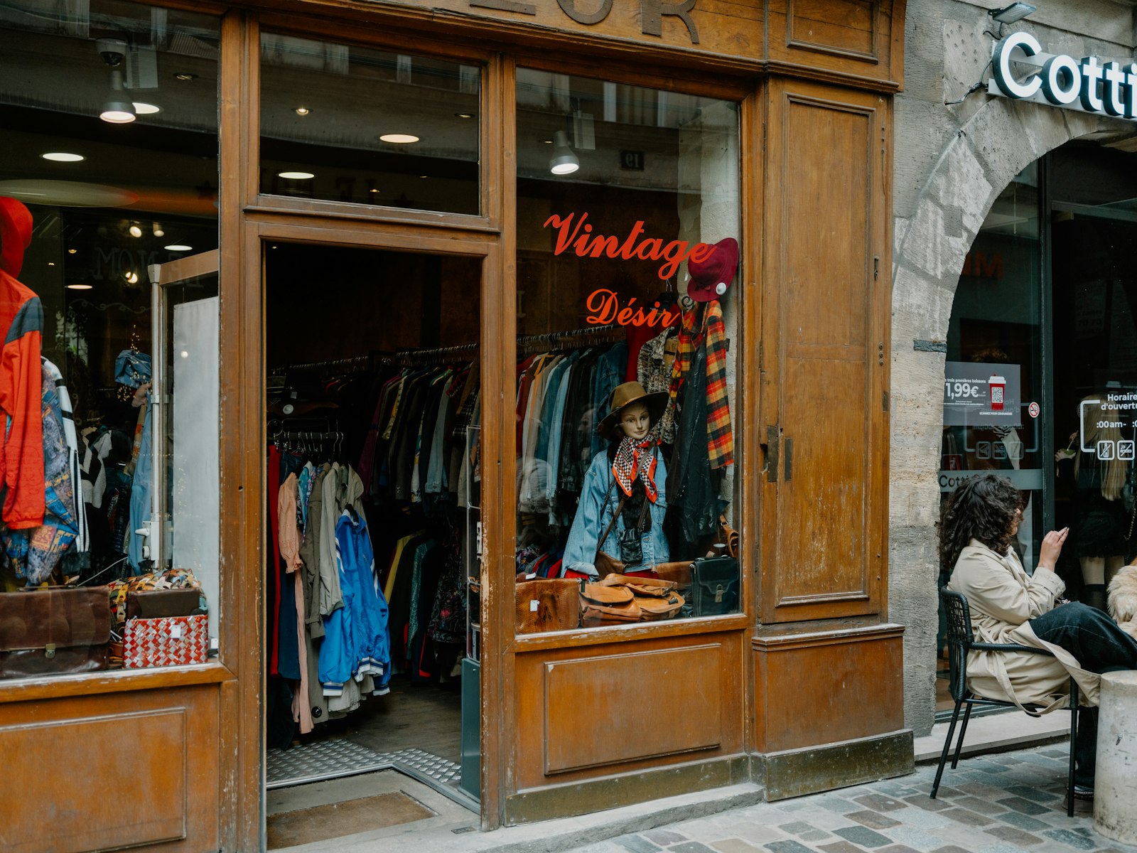Schaufenster eines Vintage-Ladens mit ausgestellter Kleidung