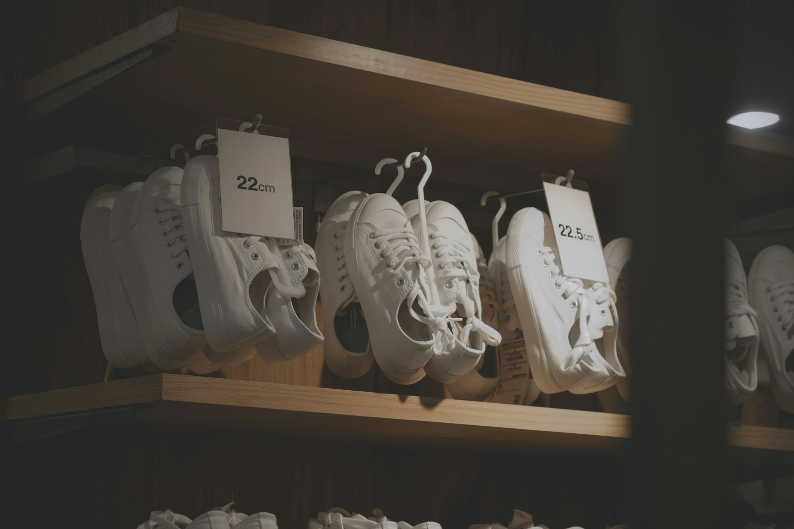 Weiße Sneaker mit Preisschildern